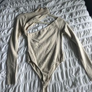 RIBBED LONGSLEEVE CREAM BODYSUIT WITH CUTOUT SIZE S